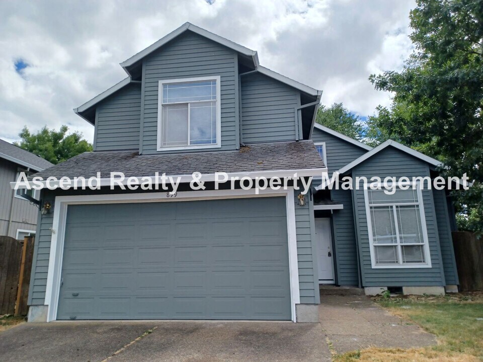 899 SE 66th Ct in Hillsboro, OR - Building Photo