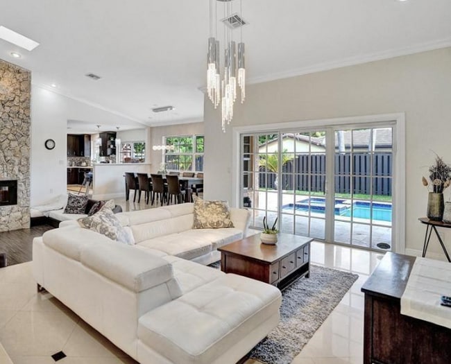 2001 NE 214th St in North Miami Beach, FL - Building Photo - Building Photo