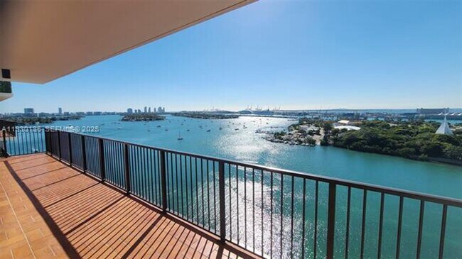 1000 Venetian Way in Miami Beach, FL - Building Photo - Building Photo