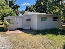 215 Delray Ave in Ft. Myers, FL - Building Photo