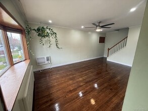 573 Lakeville Rd in New Hyde Park, NY - Building Photo - Building Photo