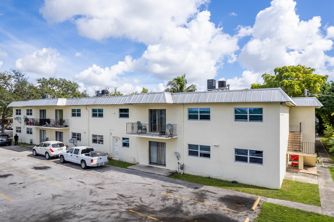 6390 NW 11th St in Sunrise, FL - Building Photo