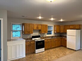 702 W Main St, Unit Apartment 3 in Jonesborough, TN - Building Photo