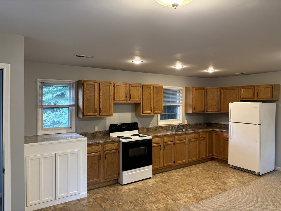 702 W Main St, Unit Apartment 3 in Jonesborough, TN - Building Photo