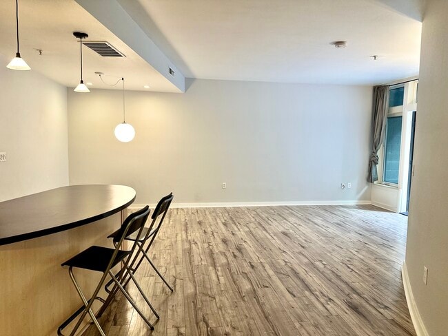 327 NW Park Ave, Unit 1C in Portland, OR - Foto de edificio - Building Photo