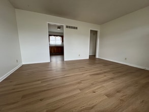 10002 E 74th Terrace in Raytown, MO - Foto de edificio - Building Photo