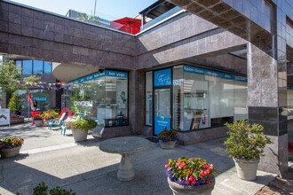 Bellevue Landing in West Vancouver, BC - Building Photo - Building Photo