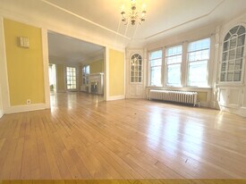 2533 N Lake Dr in Milwaukee, WI - Building Photo