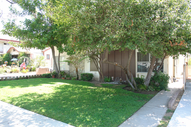 360 W Wilson Ave in Glendale, CA - Foto de edificio - Building Photo