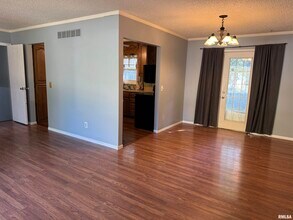 2325 Queens Ct in Bettendorf, IA - Building Photo - Building Photo