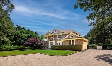 360 Canoe Pl Rd in Southampton, NY - Building Photo - Building Photo