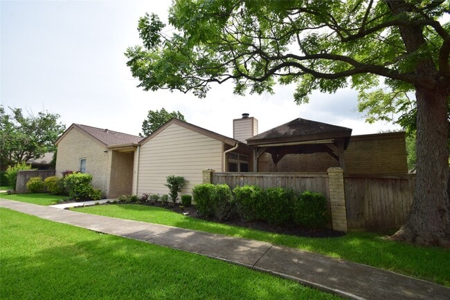 property at 910 Fleetwood Pl Dr