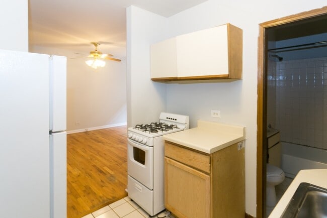 826 W Cornelia Ave in Chicago, IL - Building Photo - Building Photo