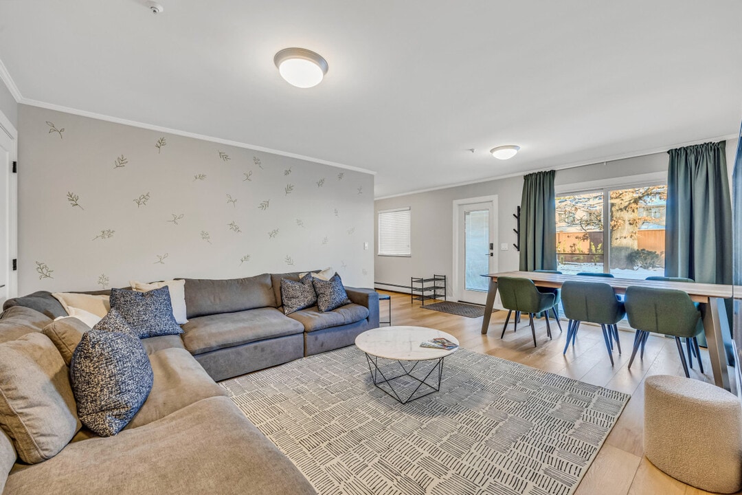 3373 E 44th Ave in Vancouver, BC - Building Photo