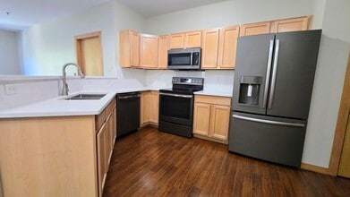 10900 W Bluemound Rd, Unit 215 in Wauwatosa, WI - Foto de edificio - Building Photo