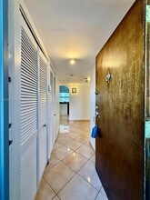 555 NE 30th St, Unit 1004 in Miami, FL - Foto de edificio - Building Photo