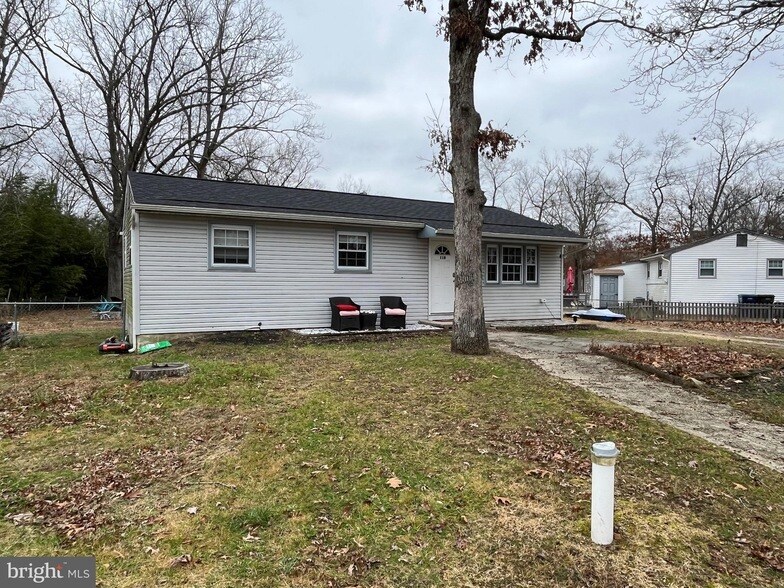 110 E Colton Ln in Buena Vista Township, NJ - Foto de edificio