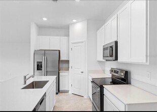 352 Heroic Rd in Davenport, FL - Building Photo - Building Photo