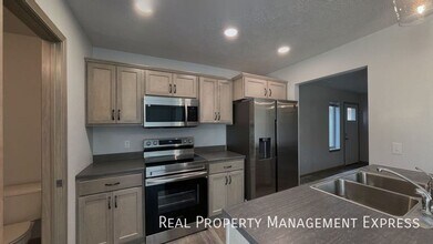 Large 3 Bedroom 1.5 Bathroom Townhome in S in Sioux Falls, SD - Building Photo - Building Photo