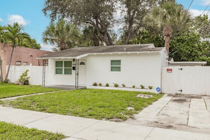 3219 Windsor Ave in West Palm Beach, FL - Building Photo