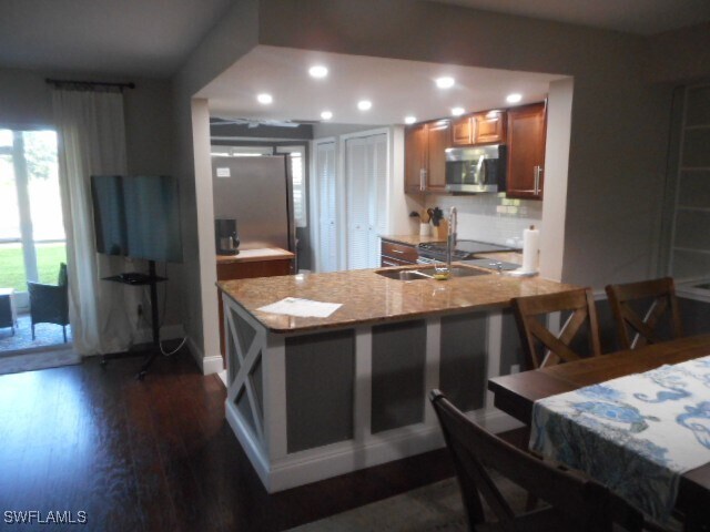 property at 7360 Glenmoor Ln
