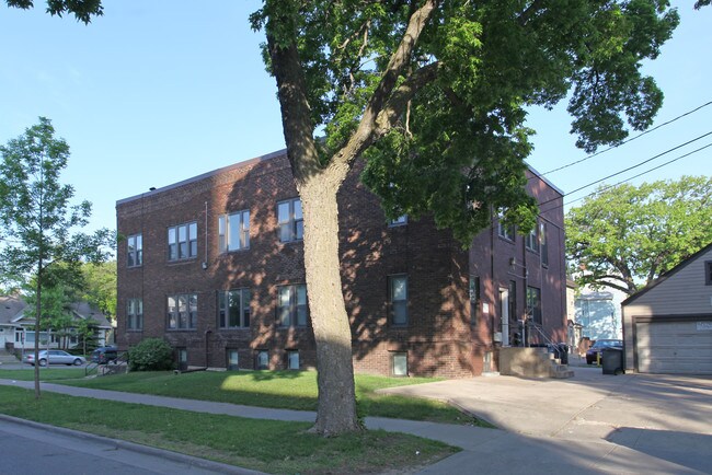 Dinkytown Apartment in Minneapolis, MN - Building Photo - Building Photo