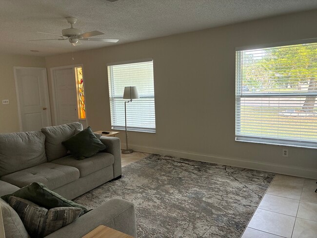 105 N Bay Hills Blvd in Safety Harbor, FL - Foto de edificio - Building Photo