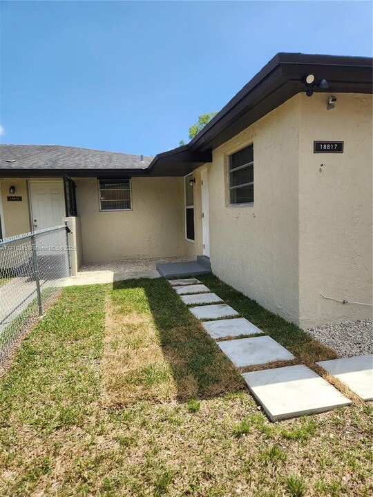 18817 SW 113th Ct in Miami, FL - Building Photo