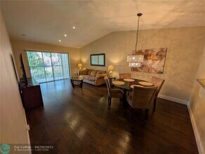 3081 Holiday Springs Blvd in Margate, FL - Building Photo - Building Photo