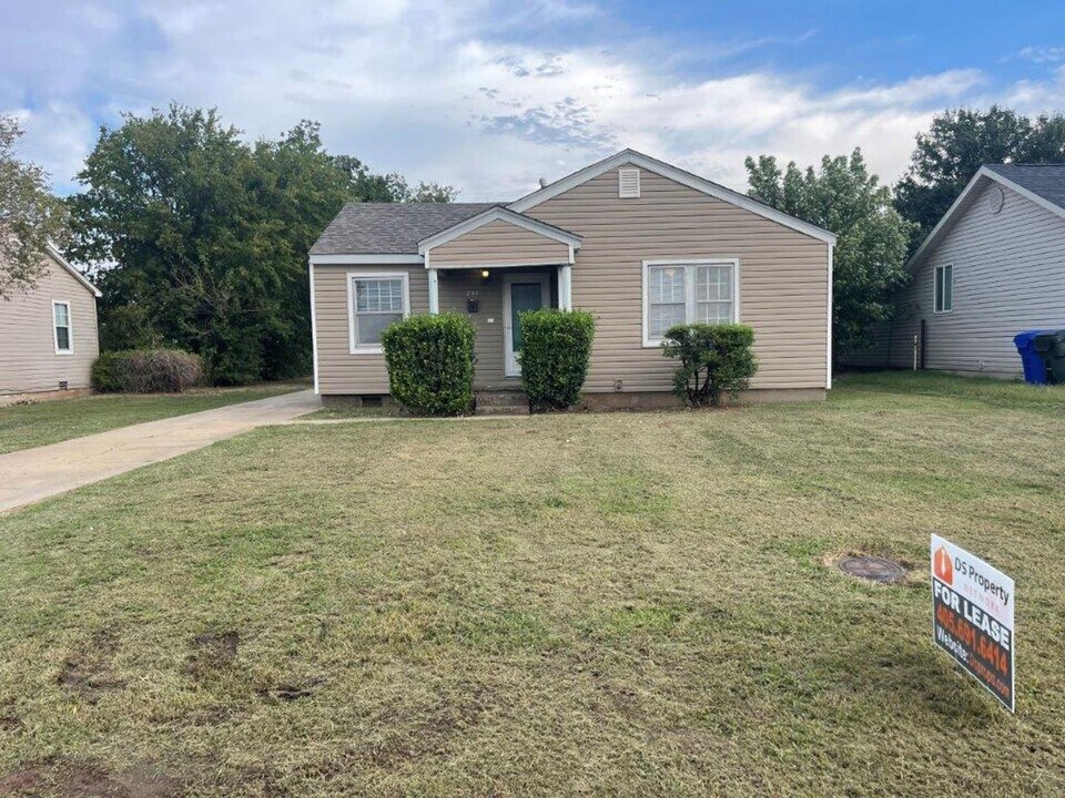 207 W Dale St in Norman, OK - Building Photo