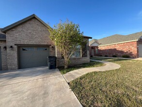 2013 102nd St in Lubbock, TX - Building Photo - Building Photo