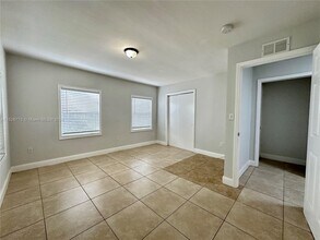 2811 NW 88th St-Unit -2 in Miami, FL - Building Photo - Building Photo