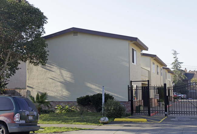 Arbol Verde Townhouses in Hayward, CA - Foto de edificio - Building Photo