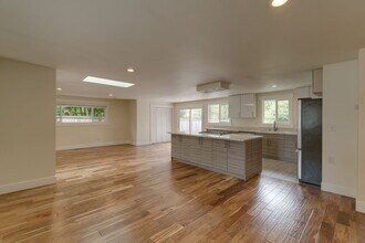 10411 NE 142nd Pl in Kirkland, WA - Building Photo - Building Photo