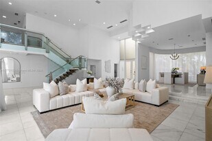 701 N Mashta Dr in Key Biscayne, FL - Building Photo