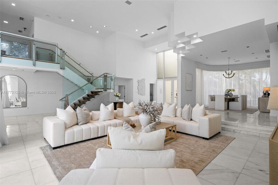 701 N Mashta Dr in Key Biscayne, FL - Building Photo