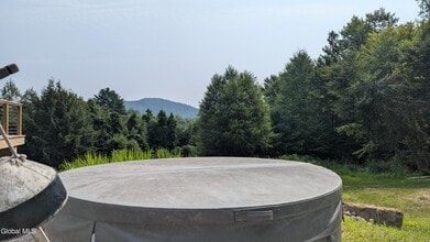 134 Pickle Hill Rd in Queensbury, NY - Building Photo - Building Photo