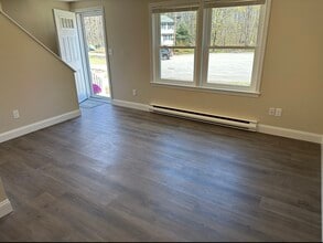 4 Oakwood Dr, Unit Duplex in Saco, ME - Foto de edificio - Building Photo