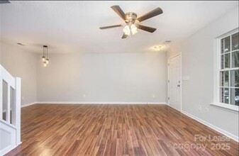 10519 Yellow Rose Ln in Charlotte, NC - Foto de edificio - Building Photo