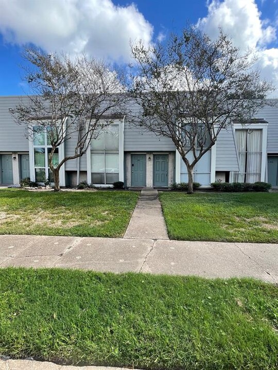 5929 Queensloch Dr in Houston, TX - Building Photo