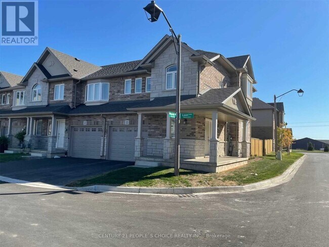 2 Loon Ln in Hamilton, ON - Building Photo - Building Photo