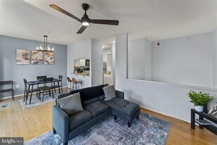 301 S Reynolds St in Alexandria, VA - Building Photo