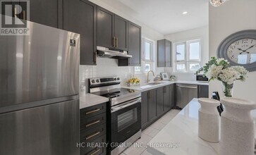 2 Chicago Ln in Markham, ON - Building Photo - Building Photo