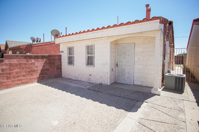 11034 Oasis Dr in El Paso, TX - Foto de edificio - Building Photo