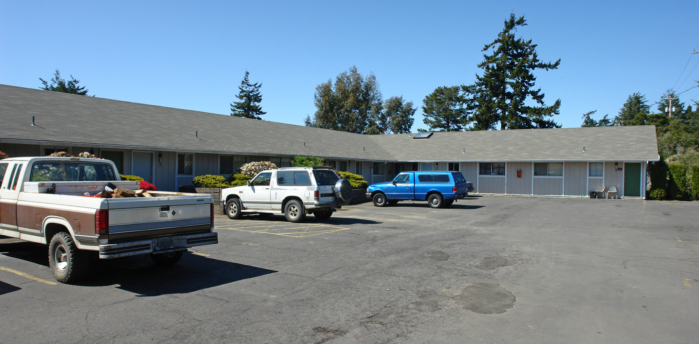 Gold Coast Apartments in Florence, OR - Building Photo