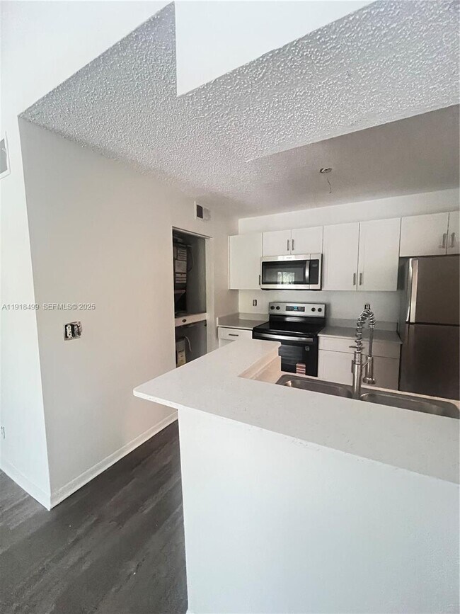 4055 W McNab Rd in Pompano Beach, FL - Foto de edificio - Building Photo