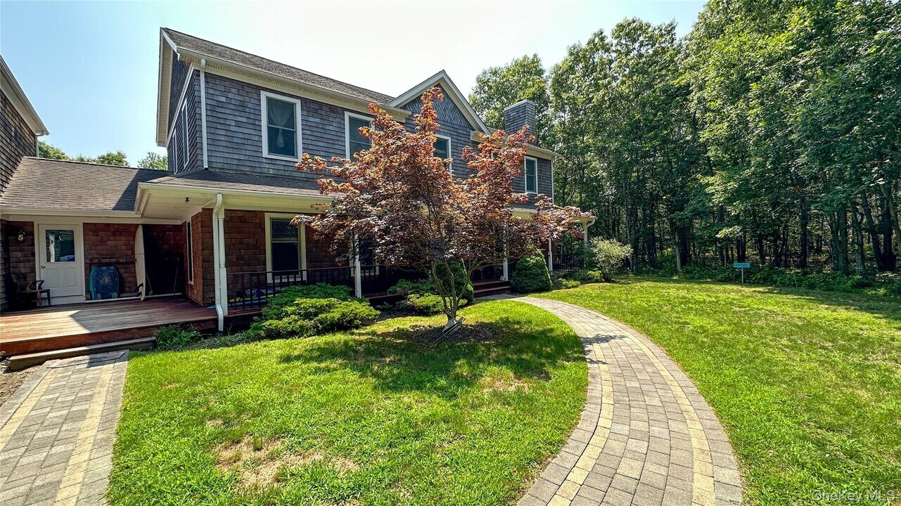 18 Mountain Laurel Ln in Southampton, NY - Building Photo