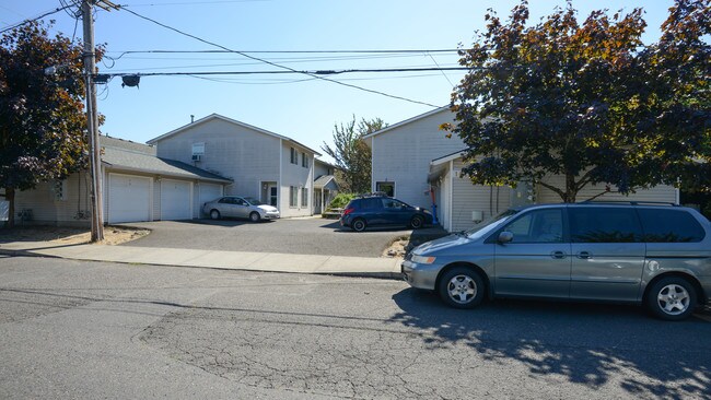 18220 SE Pine St in Portland, OR - Foto de edificio - Building Photo