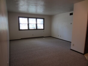 Colonial Square Apartments in Yankton, SD - Building Photo - Building Photo