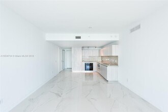 3131 NE 7th Ave, Unit 3403 in Miami, FL - Building Photo - Building Photo